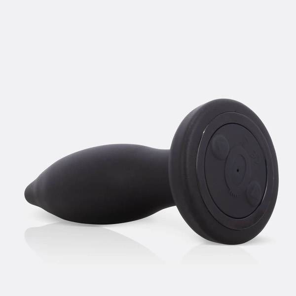 Black Screaming O remote vibrating plug with sleek design and control for enhanced pleasure, shown in the product image.